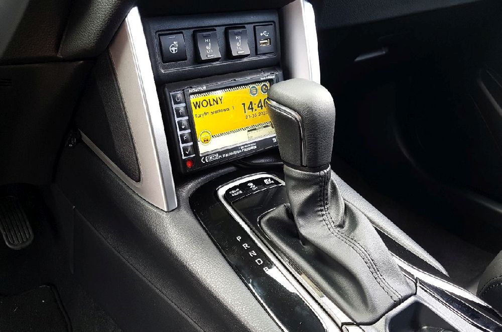 Montaż taksometru Novitus TXe Taksometr TXe zamontowany w samochodzie Toyota Corolla Cross