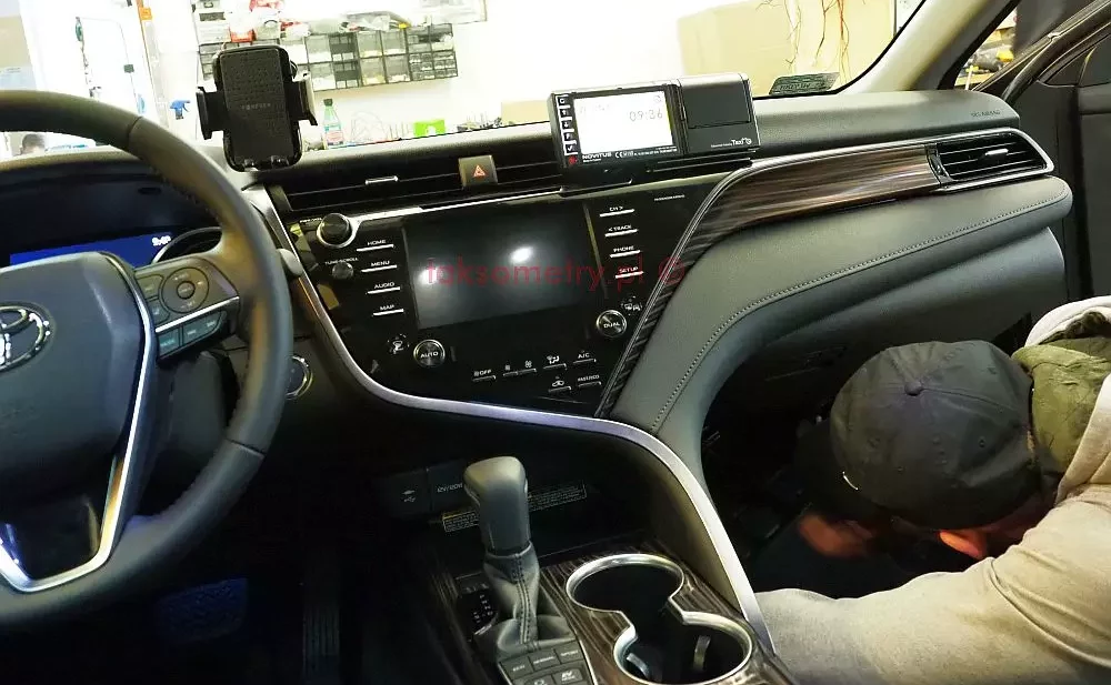Obrazek przedstawia taksometr Novitus TXe zamontowany w samochodzie Toyota Auris.